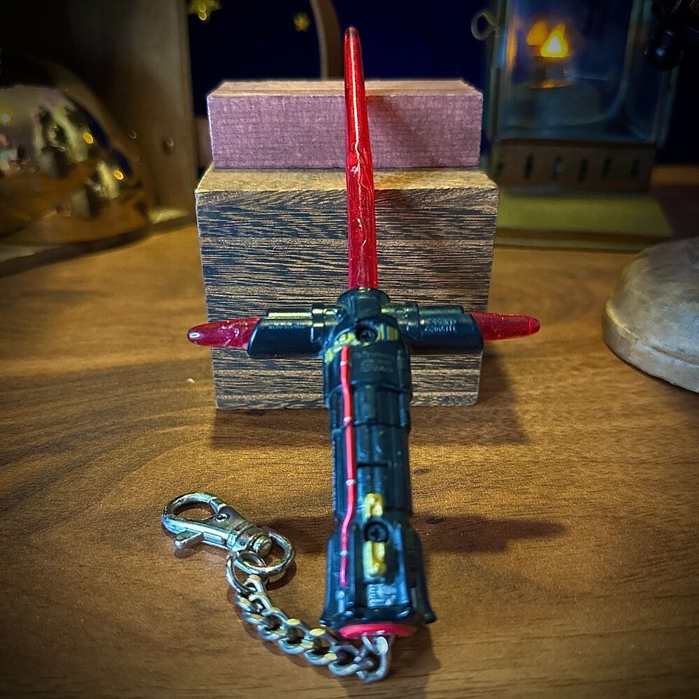 Disney/Star Wars - Kylo Ren Lightsaber - Light up Keychain